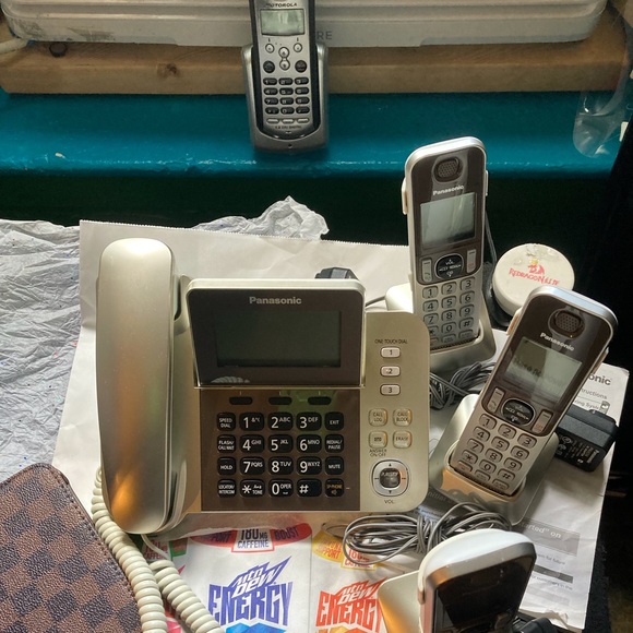 Champagne gold 3 handsets with base system and Panasonic owners manual sale - Picture 3 of 4